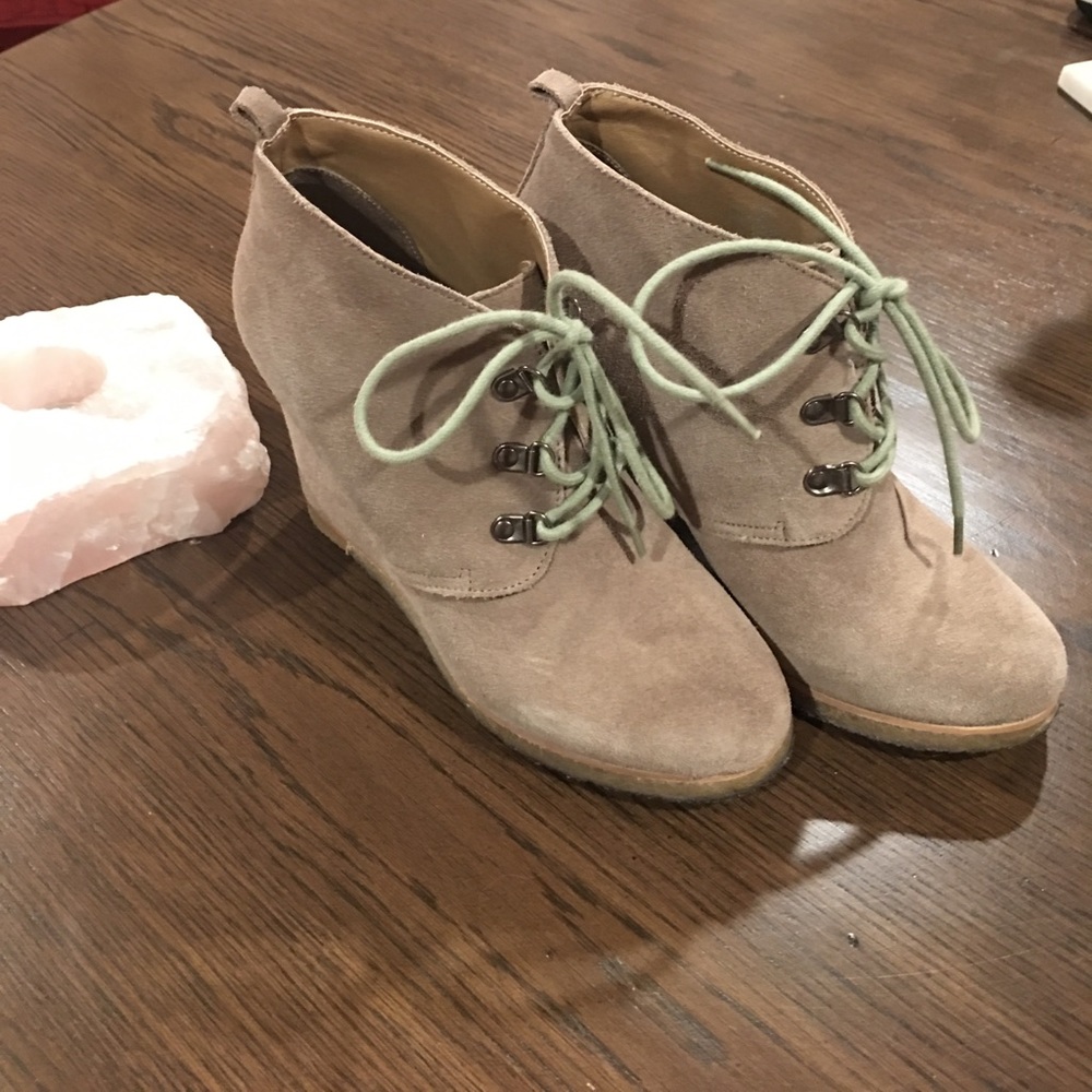 Steve Madden Tanngoo Booties. Size 8. Grey suede